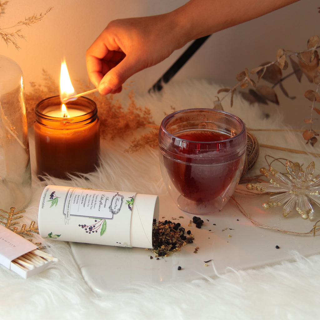 Tasse d'infusion de tisane de sureau - Cup of elderberry herbal tea infusion - FloraTea