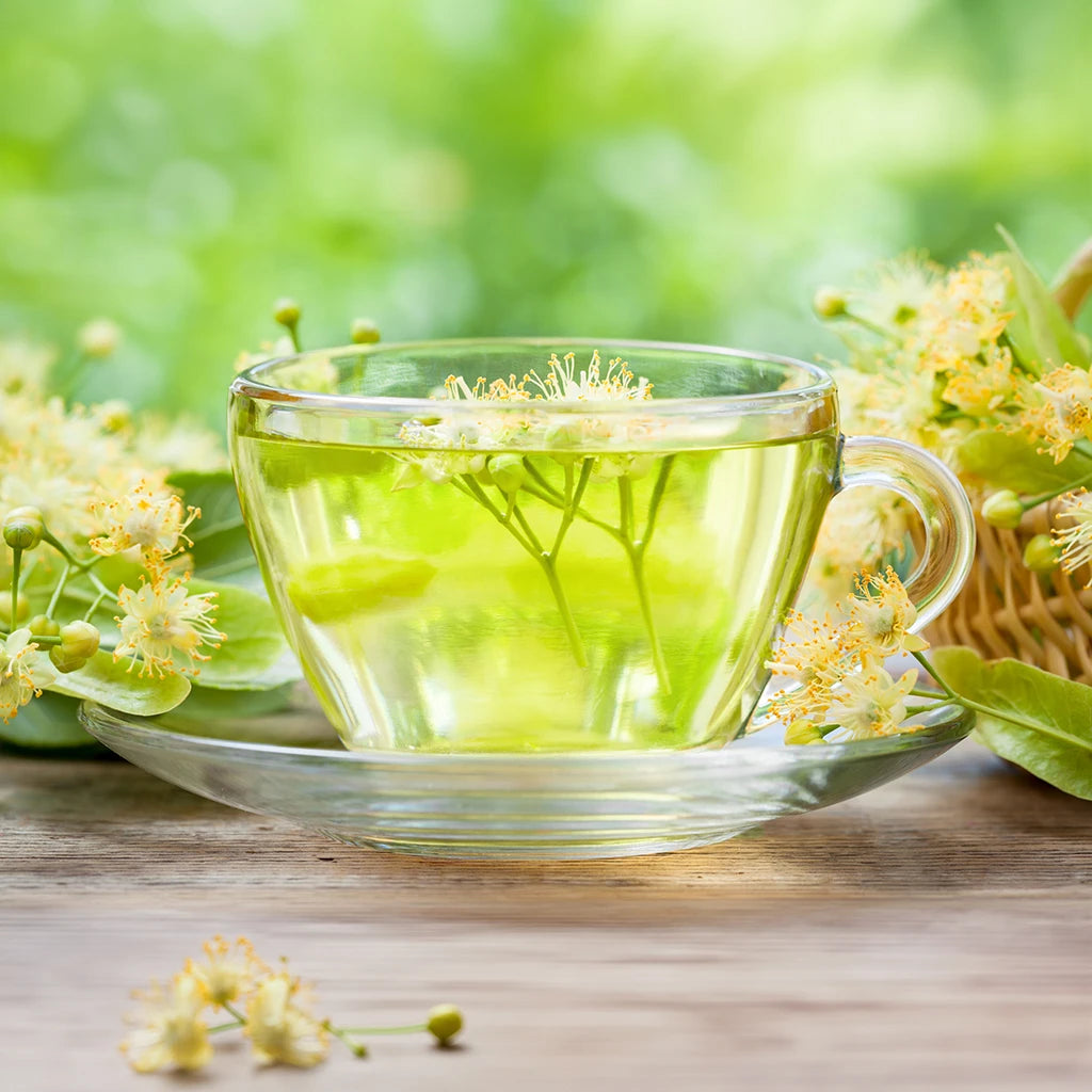 Tasse d'infusion de tisane de tilleul - Cup of linden tea infusion - FloraTea