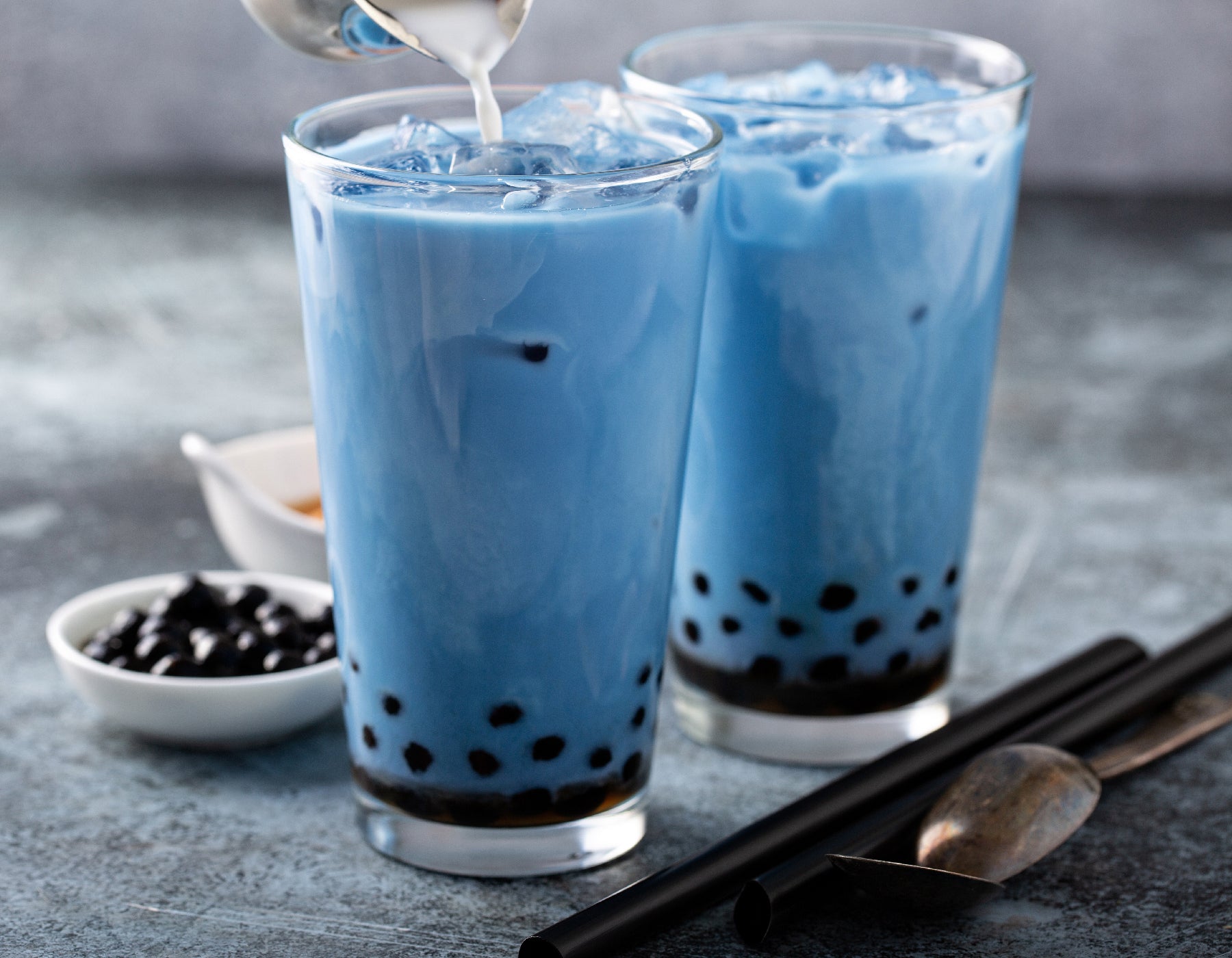 Bubble tea bleu à la fleur de myosotis