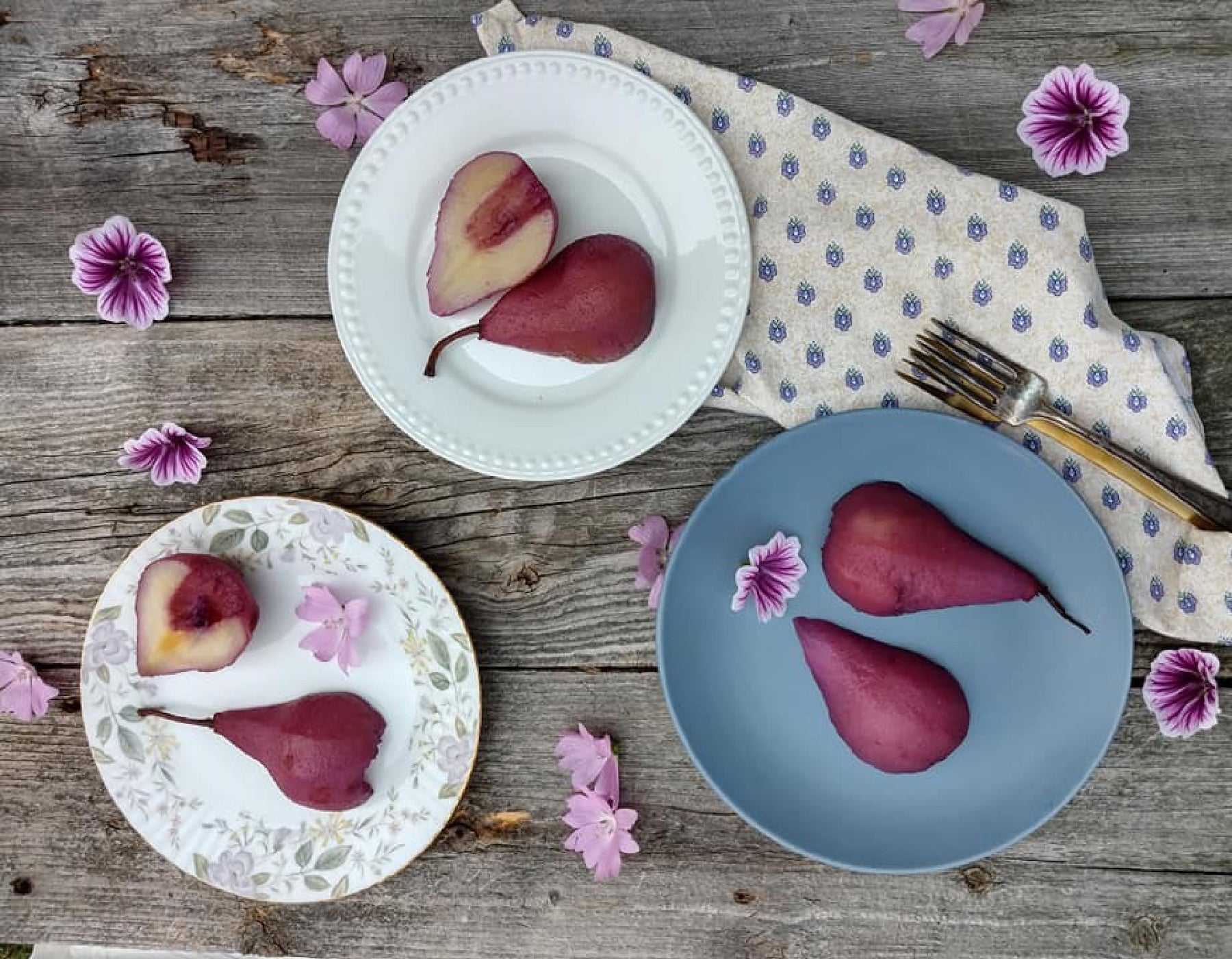 Recette de poire pochée à la tisane de Mauve des bois