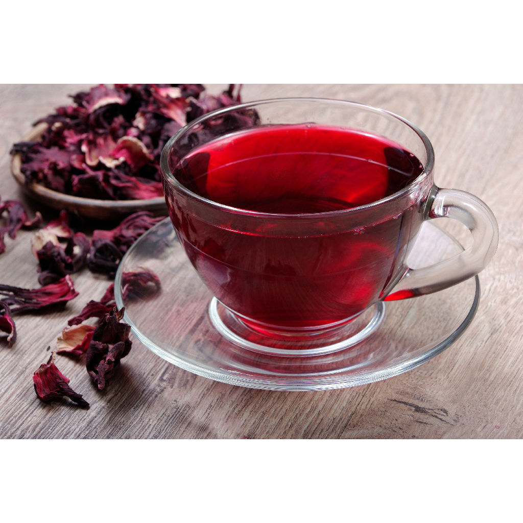 Infusion colorée naturellement de tisane de fleurs chai hibiscus de Les thés FloralTea gourmet et santé fait à la main au Québec avec plantes médicinales pour réduire la pression artérielle, aider à la perte de poids, la digestion, l’immunité et la relaxation. Végétalien, ingrédients naturels, biologique ou sauvages, vrac ou sachet compostable.