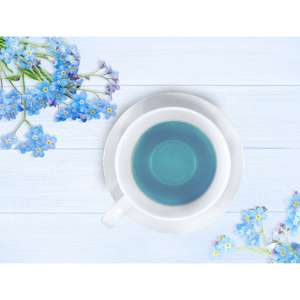 Infusion colorée naturellement de tisane de Myosotis de Les thés FloralTea gourmet et santé fait à la main au Québec avec plantes médicinales pour aider la mémoire et la concentration. Elle facilite aussi la digestion et l’allaitement. Végétalien, ingrédients naturels, biologiques ou sauvages, vrac ou sachet compostable.