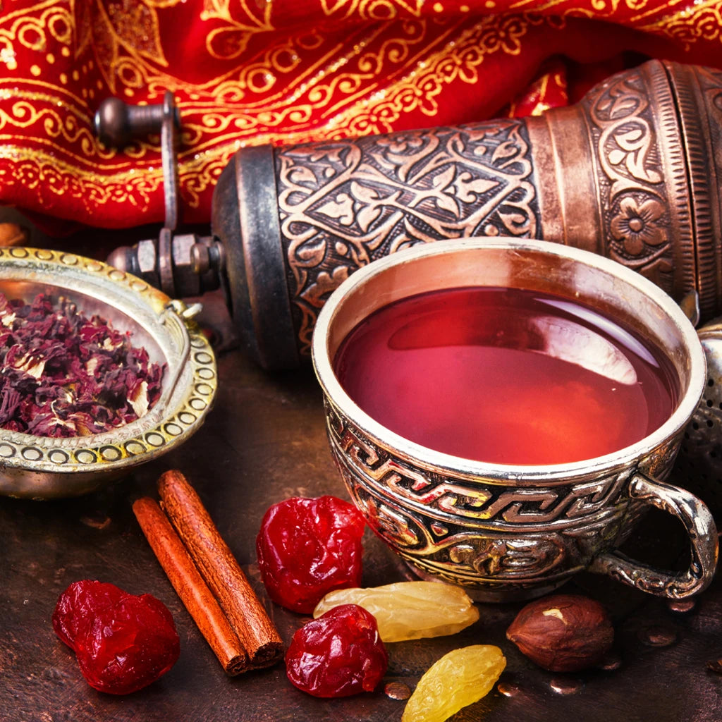 Tasse d'infusion de tisane de chai hibiscus - Cup of chai hibiscus tea infusion - FloraTea