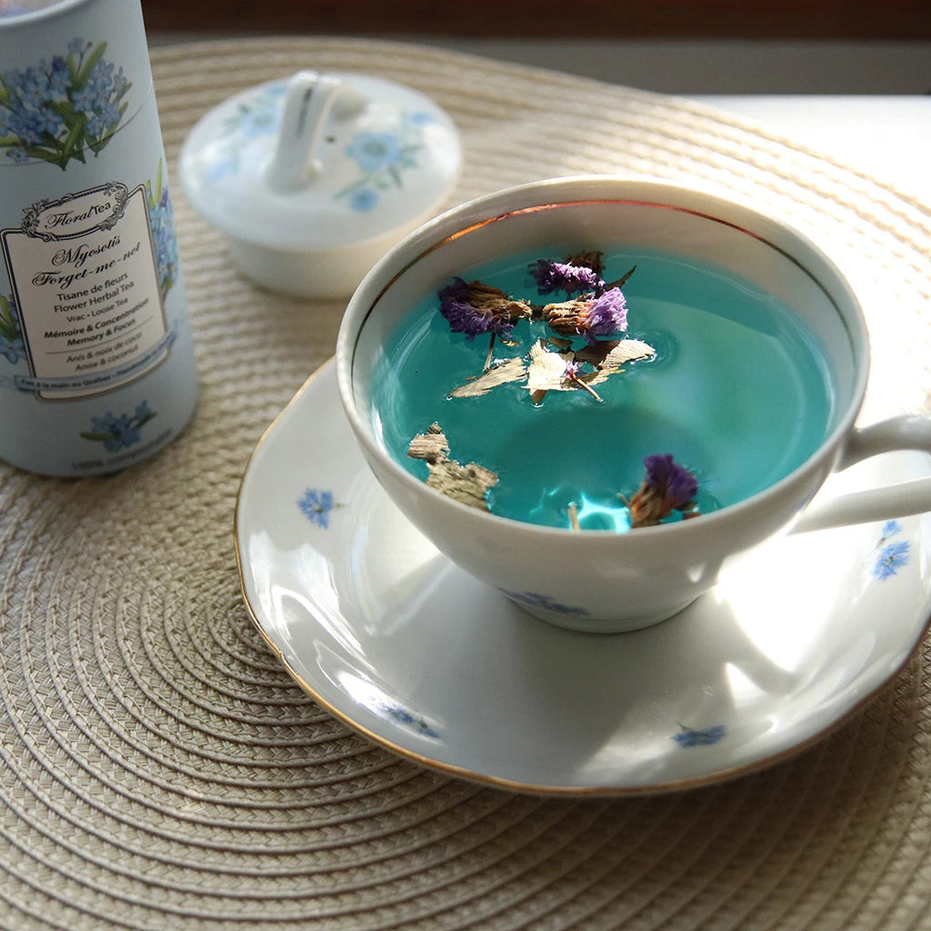 Tasse d'infusion de tisane de myosotis - Cup of forget-me-not tea infusion - FloraTea