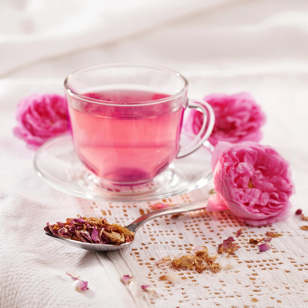 Tasse d'infusion de tisane de rose de Damas - Cup of Damask rose herbal tea infusion - FloraTea